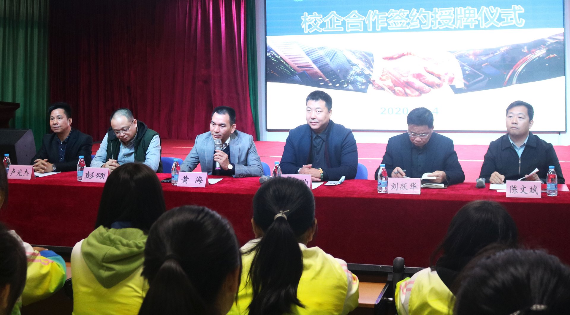 校企相助，，协手育才丨我校与珠海匠心食物有限公司告竣冠名班定向相助_万利国际