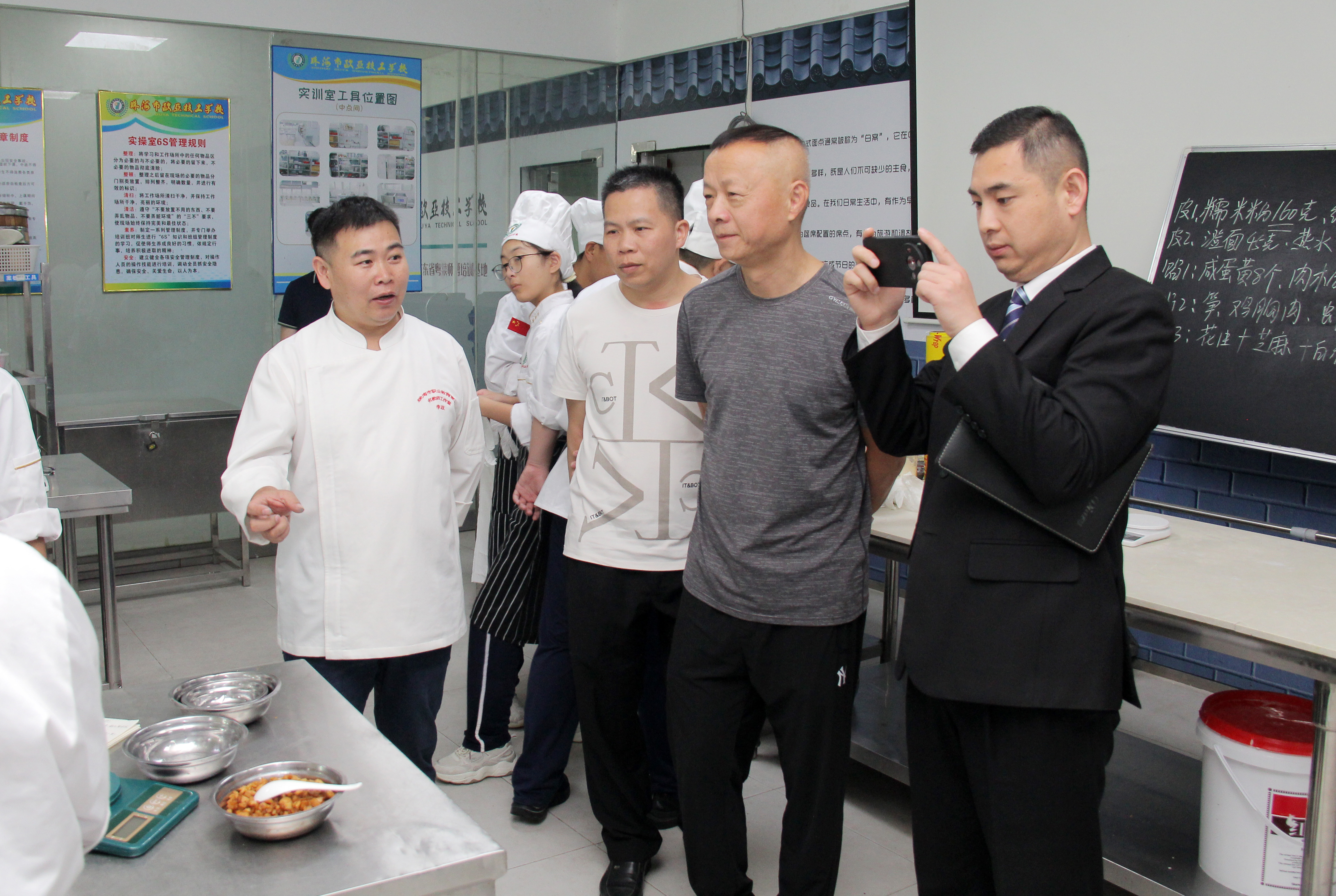 澳门中联办珠海联络部向导莅临我校旅行考察_万利国际