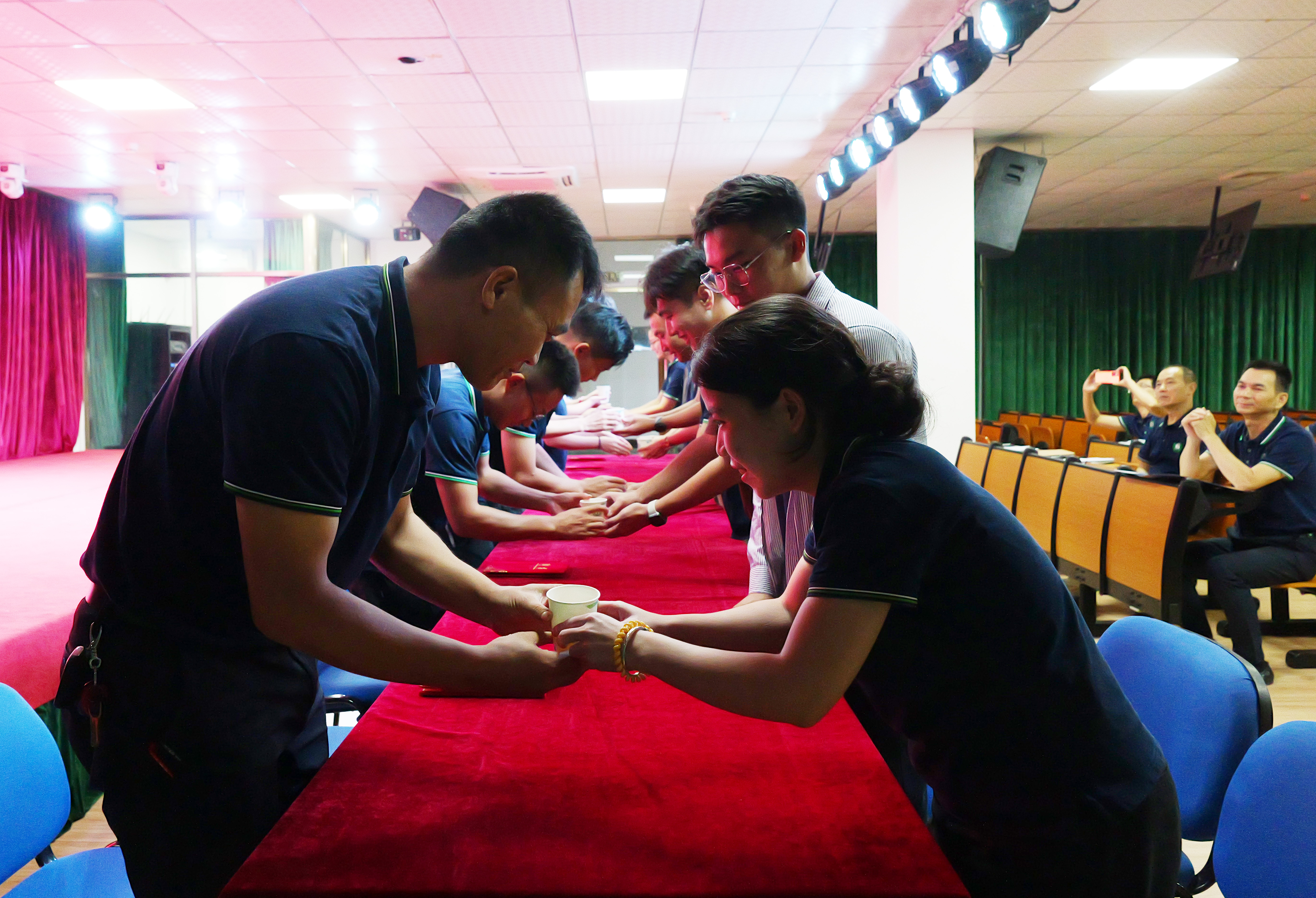 青蓝结对 教学相长丨我校举行2023-2024年第一学期“青蓝工程”师徒结对仪式_万利国际