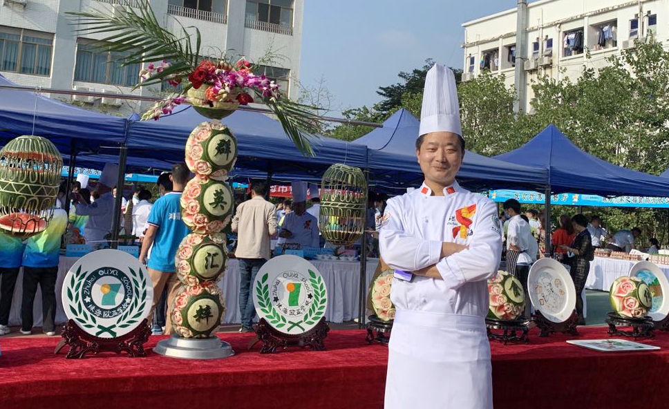 西席风范丨杨忠义：匠心艺术之“食物镌刻”_万利国际
