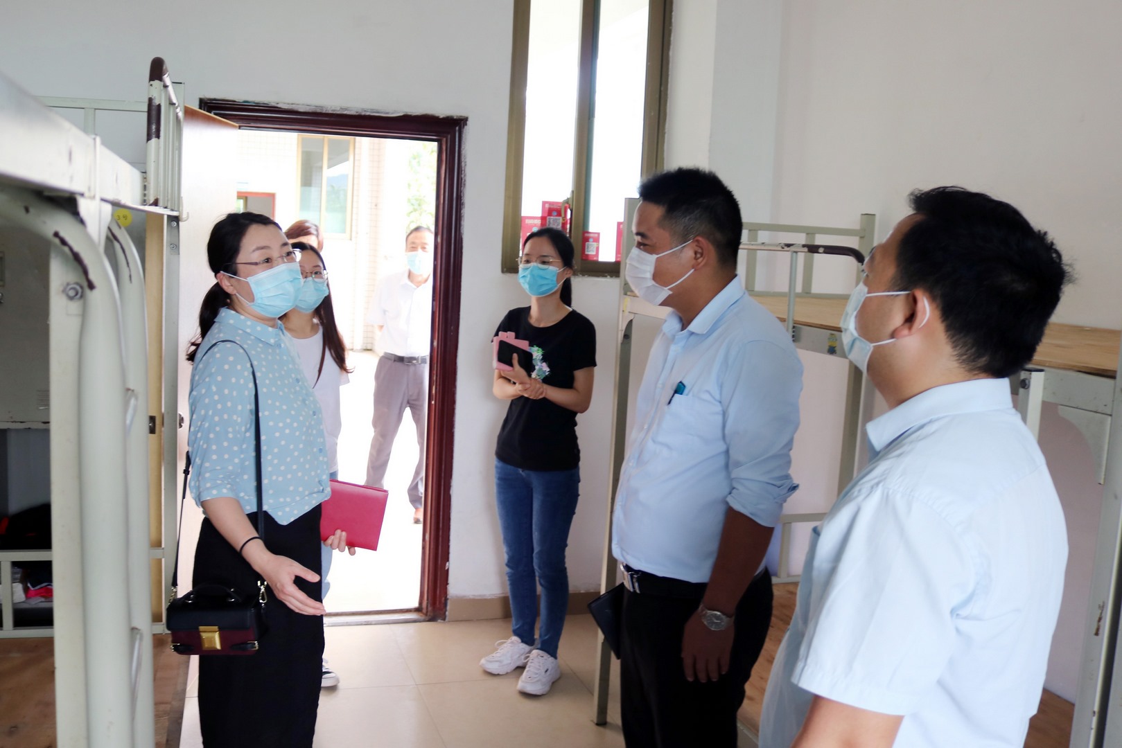 康健校园 医校联动丨我校卫生康健副校长匡嘉丽到校指导疫情防控事情_万利国际