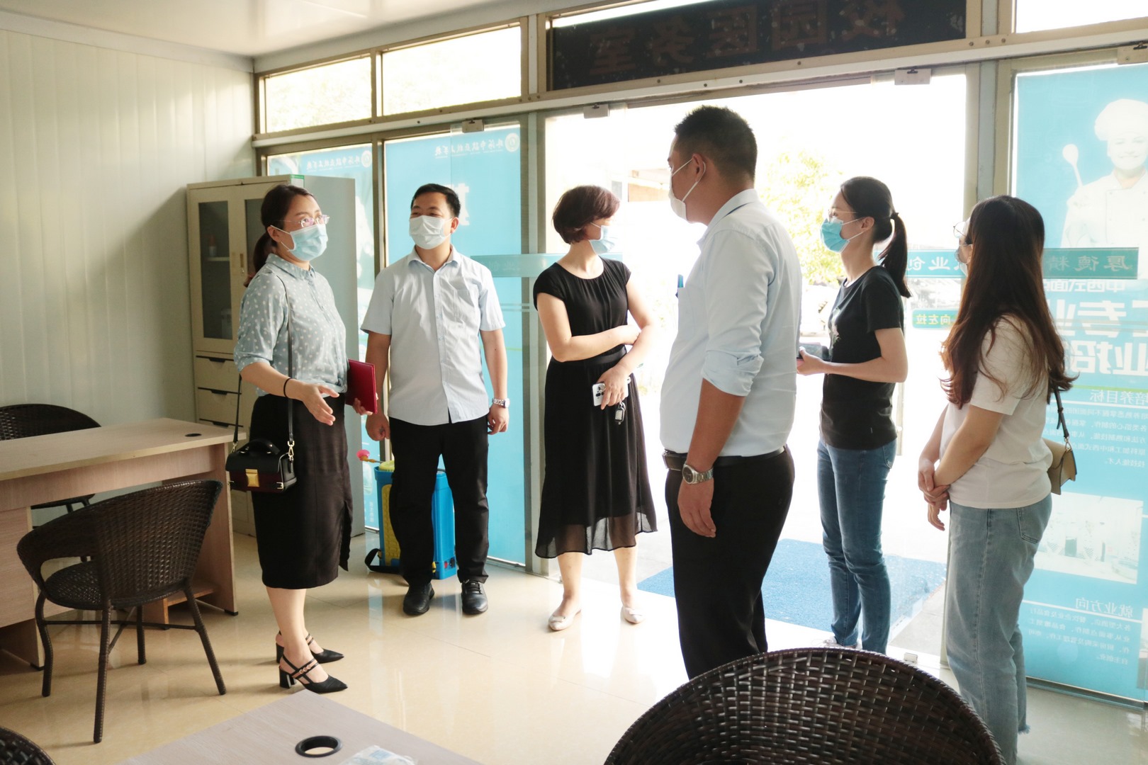 康健校园 医校联动丨我校卫生康健副校长匡嘉丽到校指导疫情防控事情_万利国际