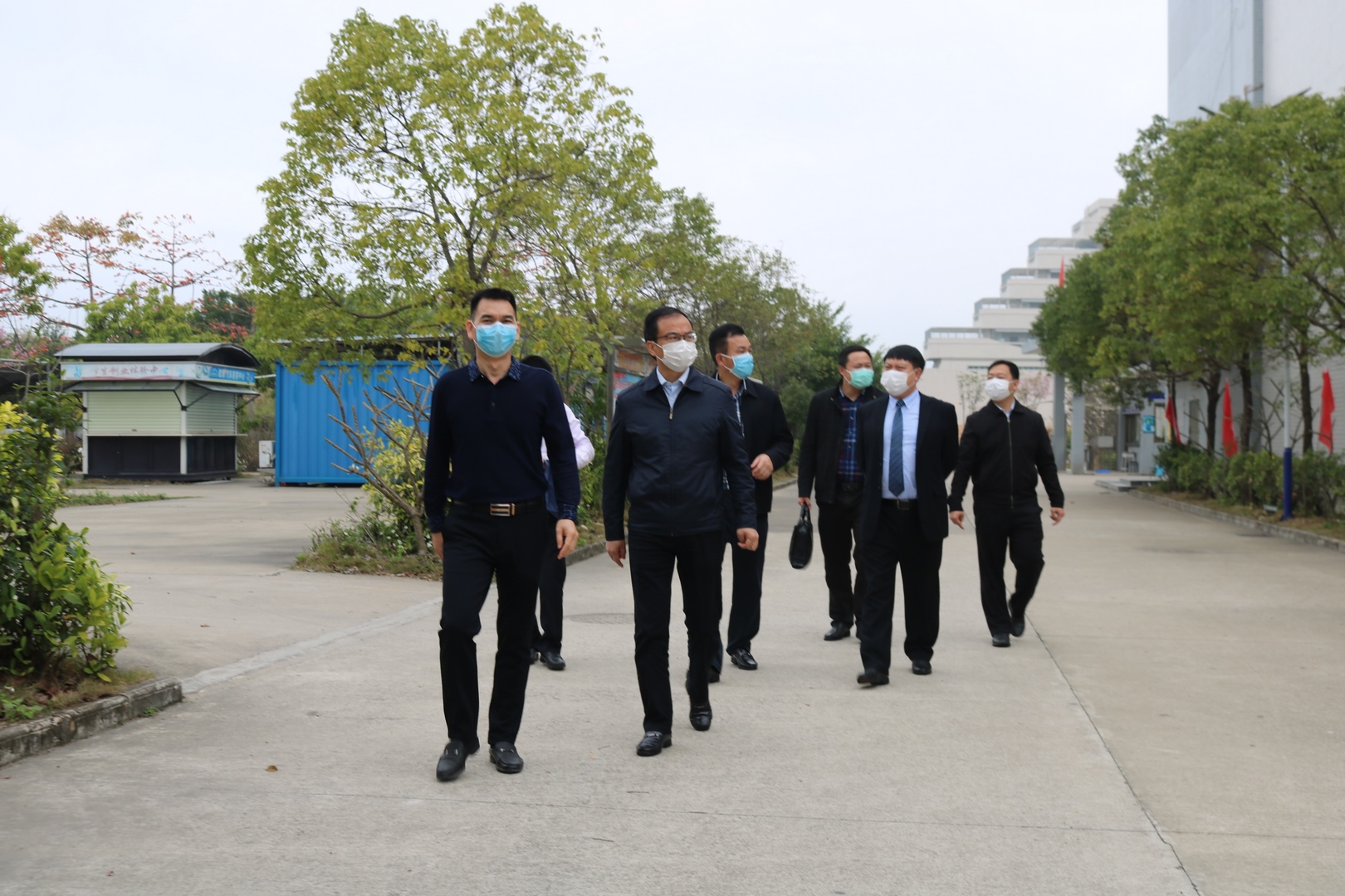 心系校园 严防齐控丨珠海市人社局向导莅临我校检查指导疫情防疫事情(2)_万利国际