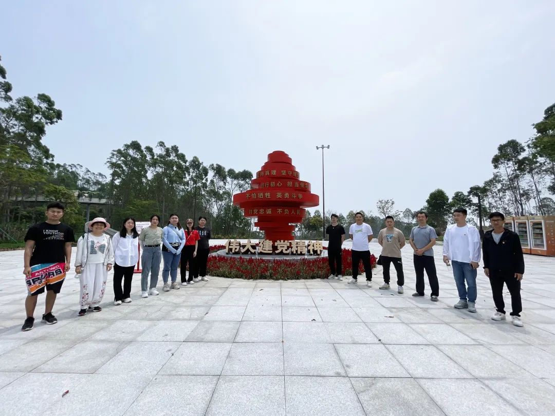 我校党支部开展“贯彻二十大 永远跟党走”主题党日活动_万利国际