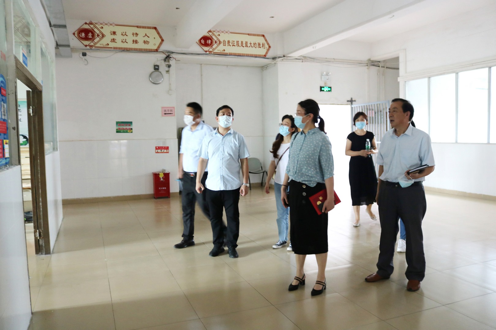 康健校园 医校联动丨我校卫生康健副校长匡嘉丽到校指导疫情防控事情_万利国际