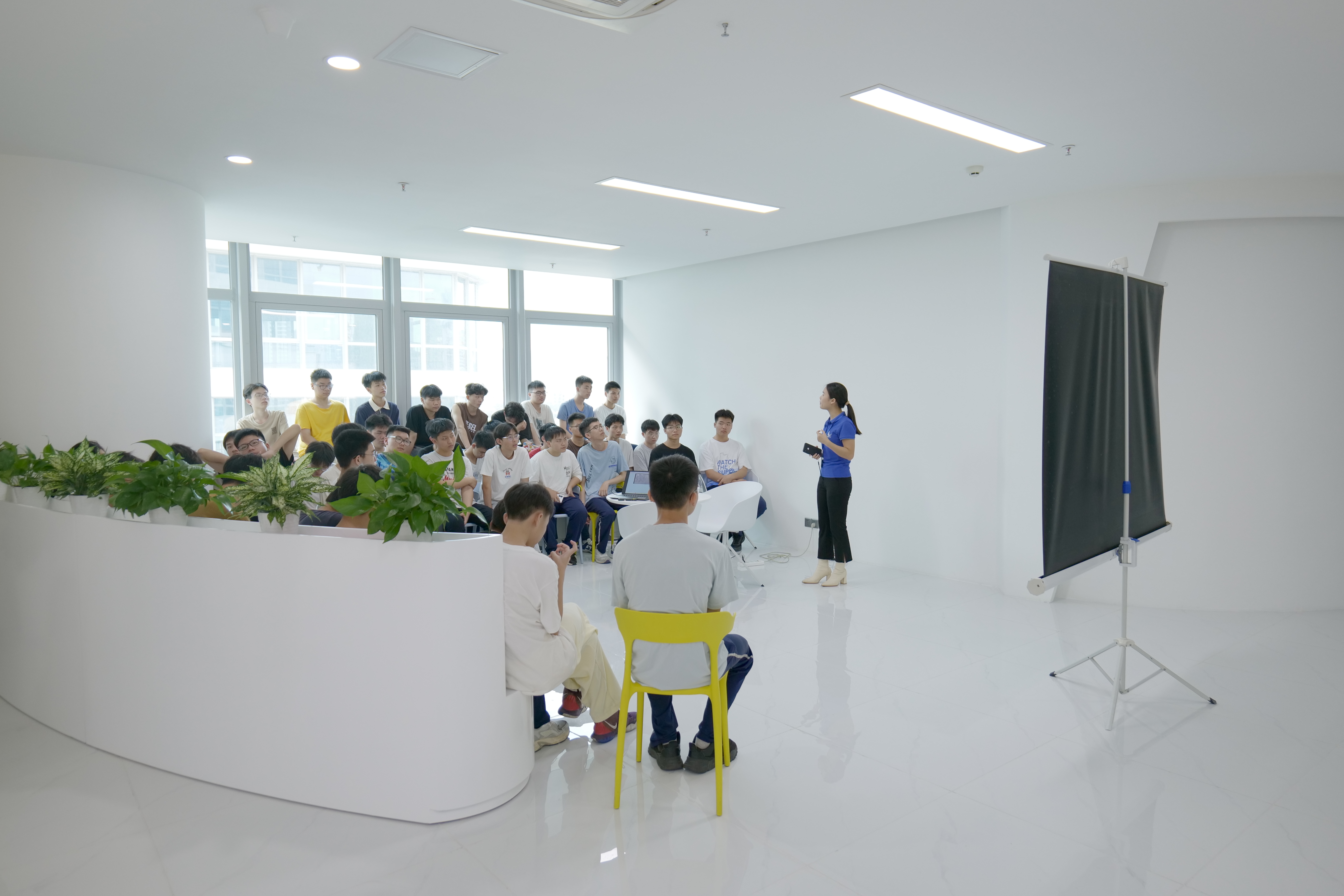 认知实习促提升　校企相助共生长丨我校组织盘算机网络应用专业学子赴校企相助单位举行认知实习_万利国际
