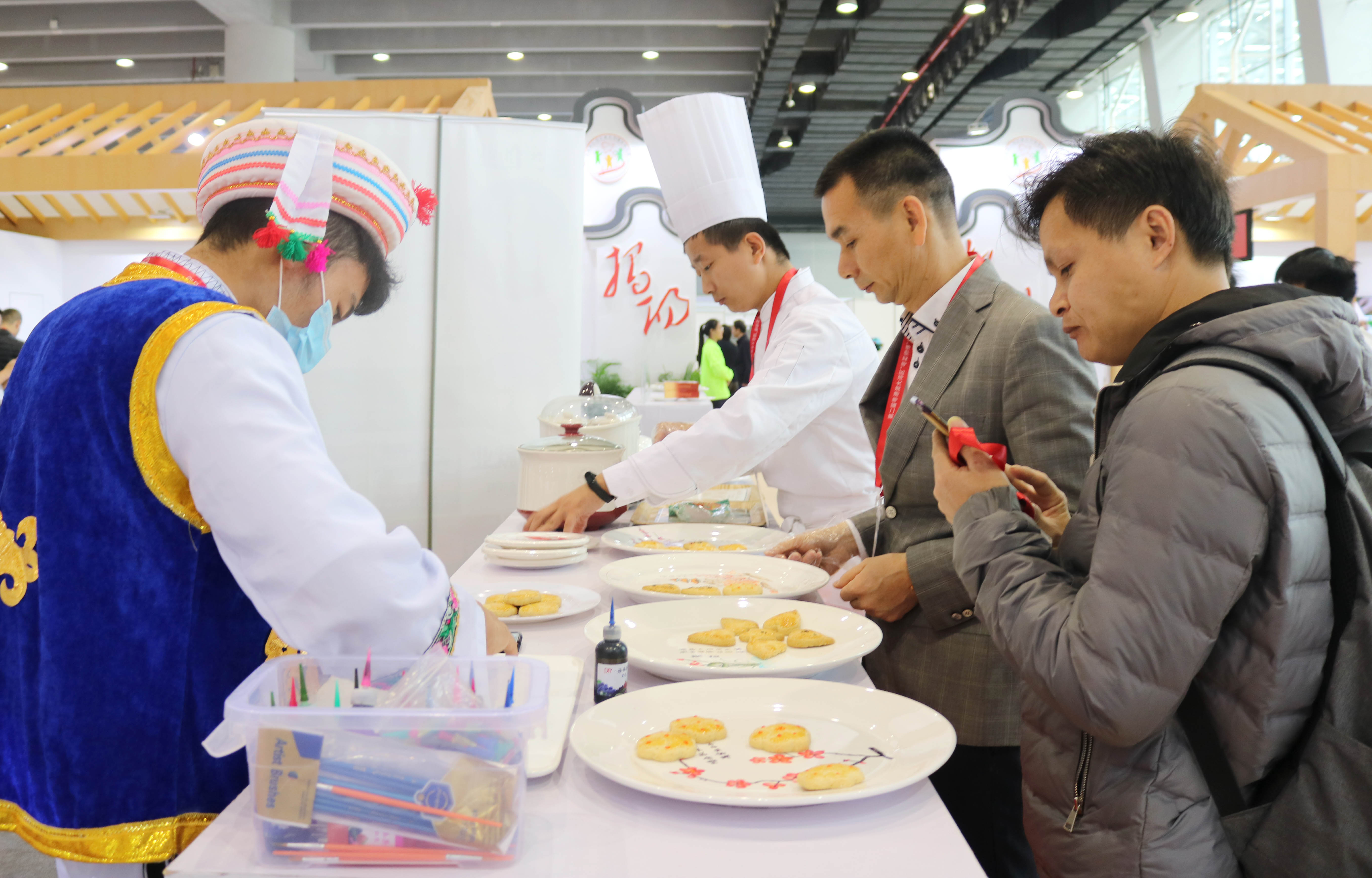 粤菜师傅 竞技羊城丨我校师生代表加入第二届粤港澳大湾区“粤菜师傅”手艺大赛暨粤菜工业生长交流活动_万利国际