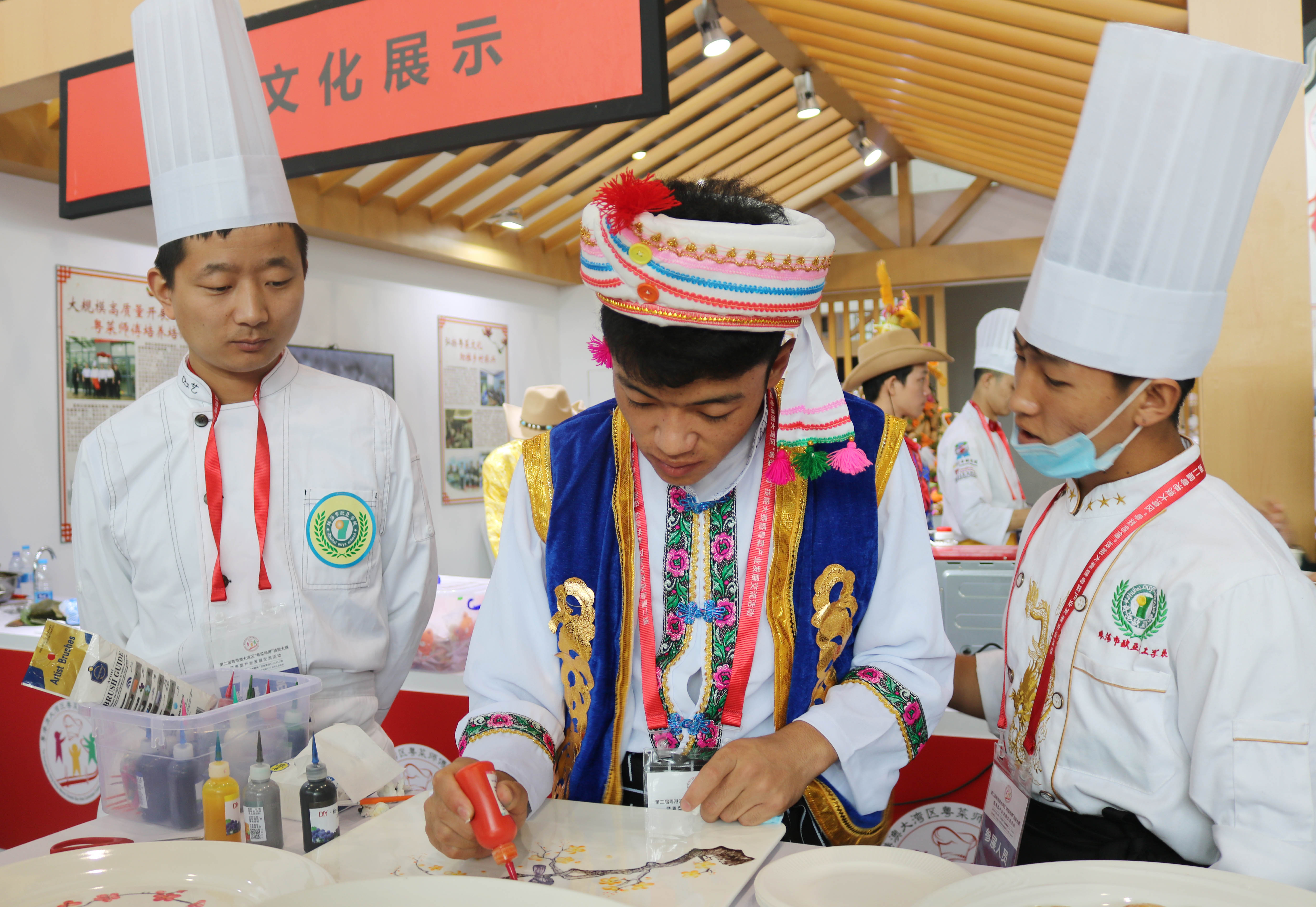 粤菜师傅 竞技羊城丨我校师生代表加入第二届粤港澳大湾区“粤菜师傅”手艺大赛暨粤菜工业生长交流活动_万利国际