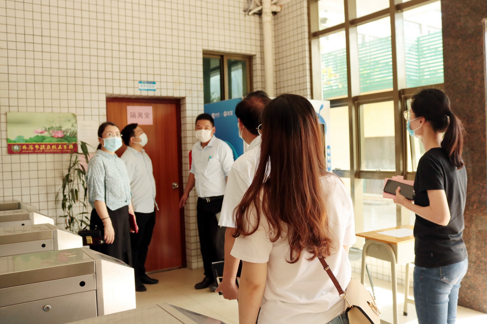 康健校园 医校联动丨我校卫生康健副校长匡嘉丽到校指导疫情防控事情_万利国际
