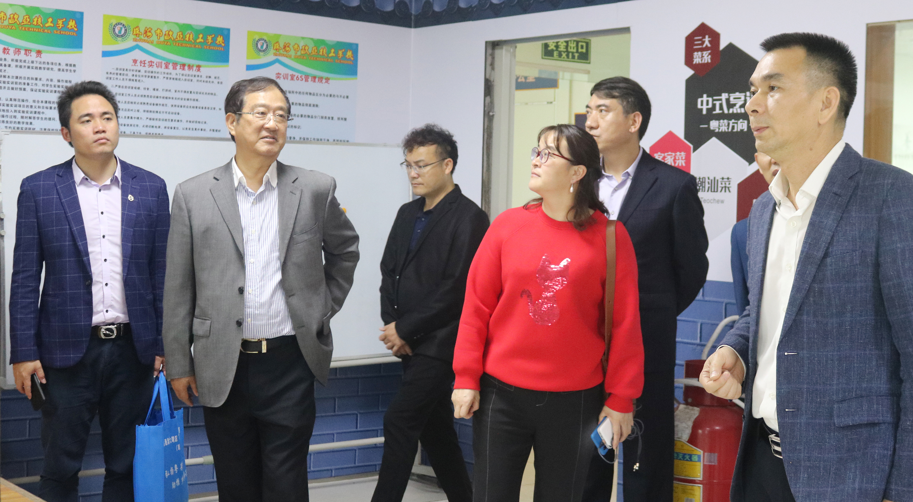 珠海市粤菜工业生长联合会甘会长一行莅临我校交流指导事情_万利国际